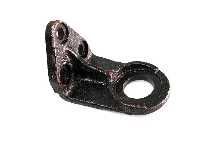 Кронштейн кабины 85-6702068 левый передний (3 дырки) МТЗ